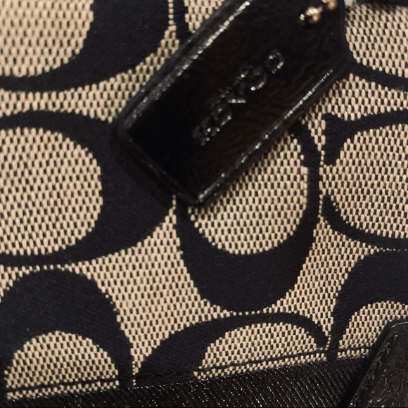 🔥💥HOST PICK💥🔥Authentic Coach black/ white signature wristlet - Picture 3 of 4